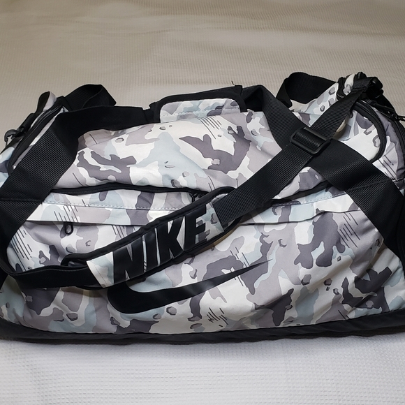 *SOLD* Nike Brasilia Training Duffel Gym Basketball Soccer Sports Bag Camouflage - Picture 5 of 9